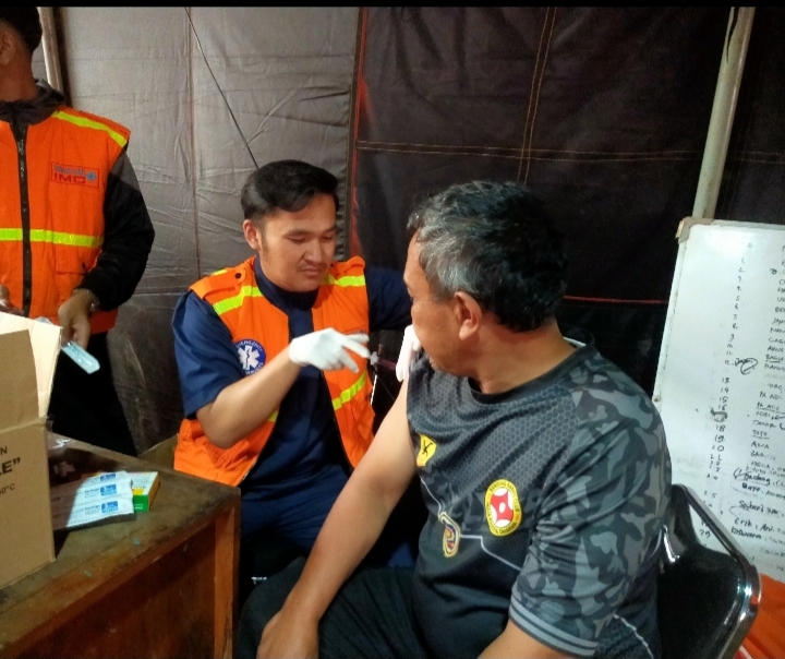RS IMC Cimareme Beri Layanan Kesehatan Relawan Longsor Cisarua