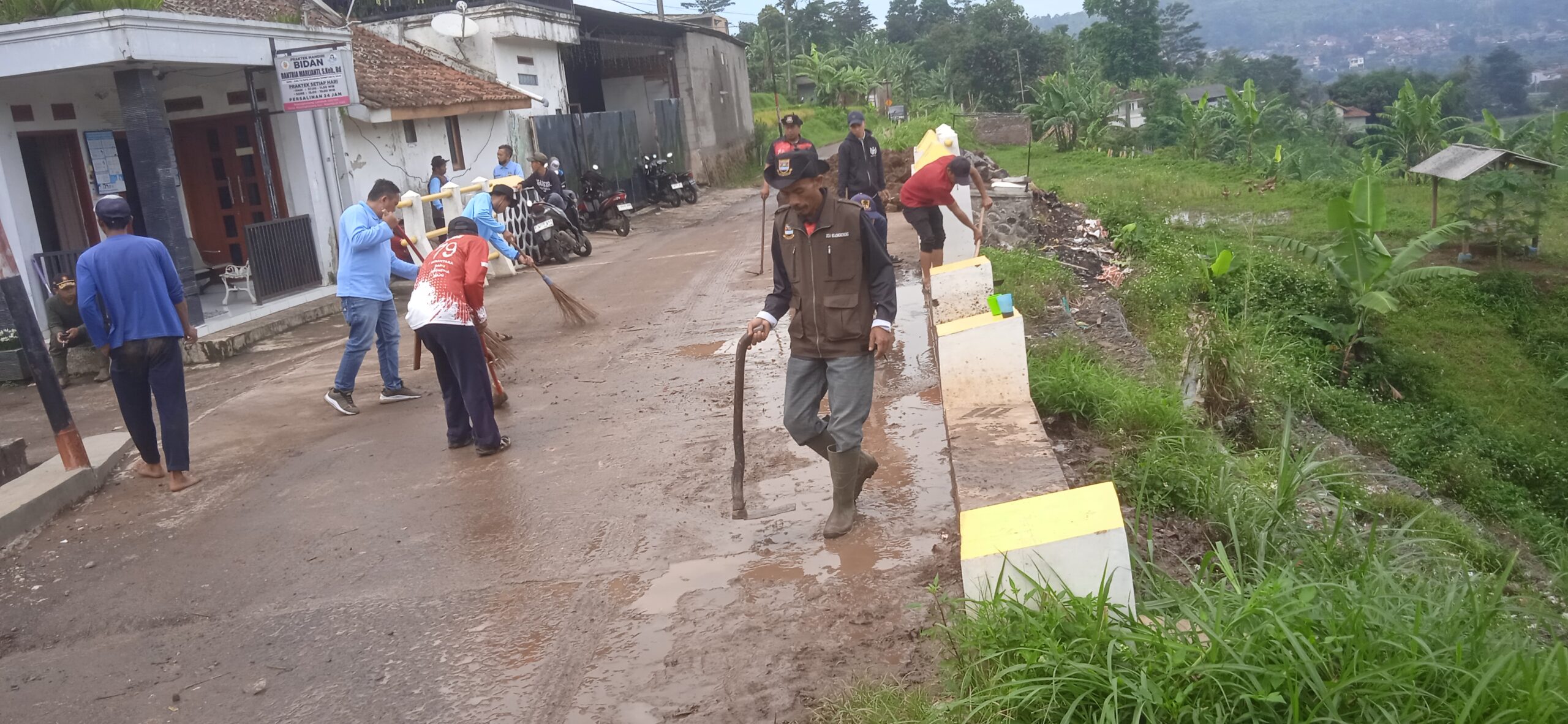 Antisipasi Banjir, Kades Bojongkoneng Pimpin Jumat Bersih di Kp Landeuh