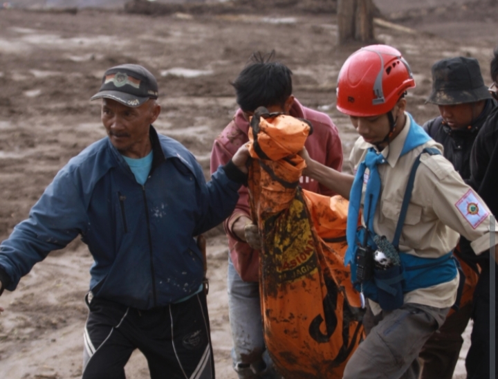 TNI Lanjutkan Evakuasi Korban Longsor Cisarua, 71 Tewas, 9 Masih Hilang