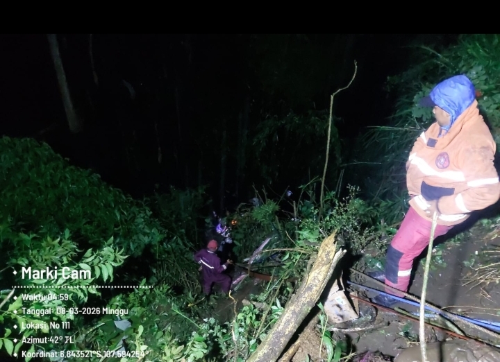 Damkar KBB Evakuasi Lima Korban Kecelakaan Mobil Masuk Jurang di Parongpong Bandung Barat